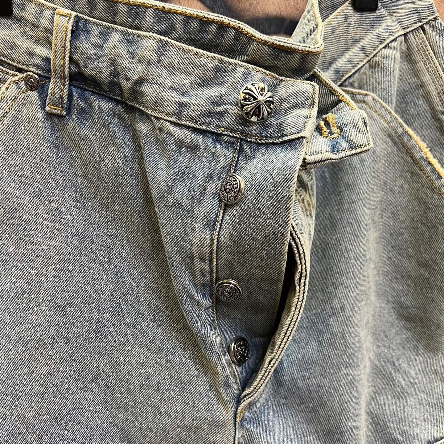 P520 chrome hearts limited series new city limited jeans Chrome Hearts city limited denim shorts vintage levis American made 501 505 517 base version remake Levis American made 501 base version imported sheepskin 925 silver remake Customers provide waist and pants length or height and weight. The studio will select the most suitable base version for you to remake. There are many people doing remakes in the market. Don’t belittle or comment. The difference is visible to the naked eye. See and compare for yourself #CHROME HEARTS Unisex style